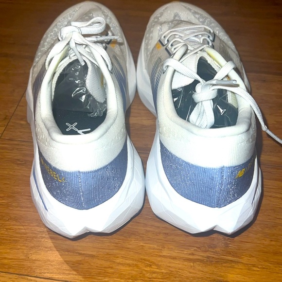 New Balance Women’s Size 9 FuelCell Rebel 4. - Picture 4 of 6